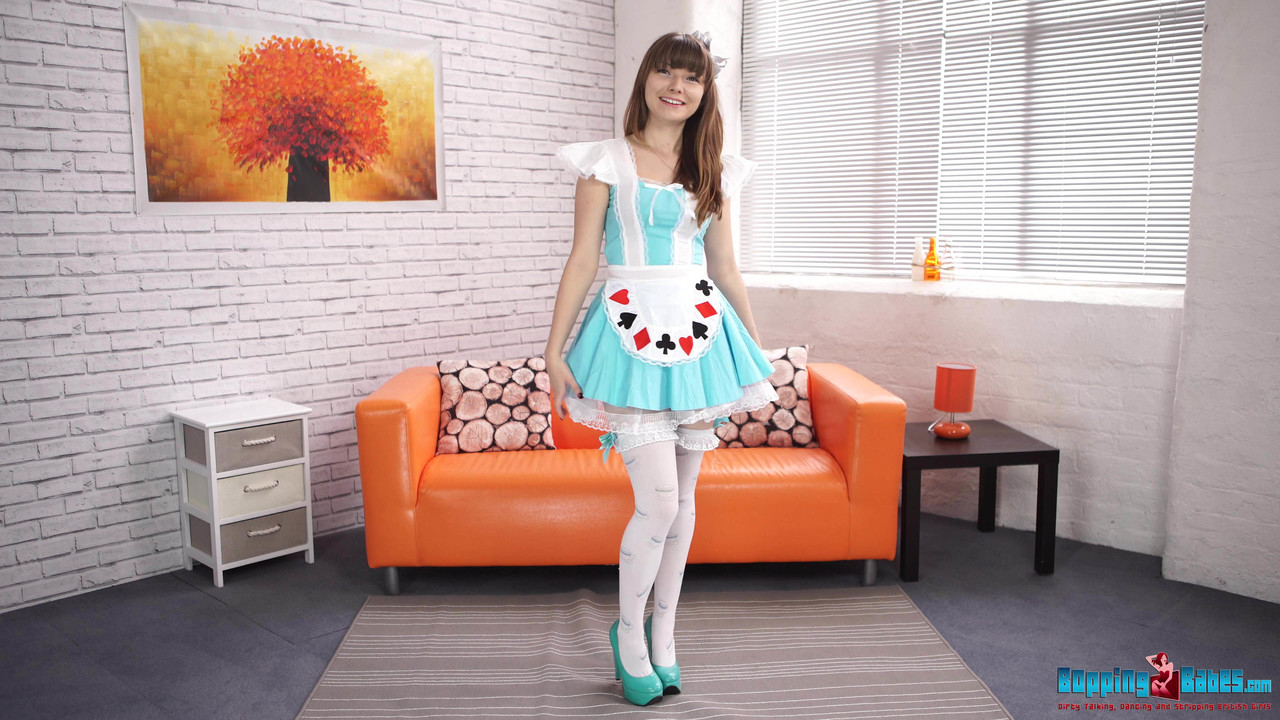 ब्रिटिश शौकिया हेलेन व्हाइट ने ड्रेस उतारी और सेक्सी स्टॉकिंग्स में न्यूड पोज़ दिया