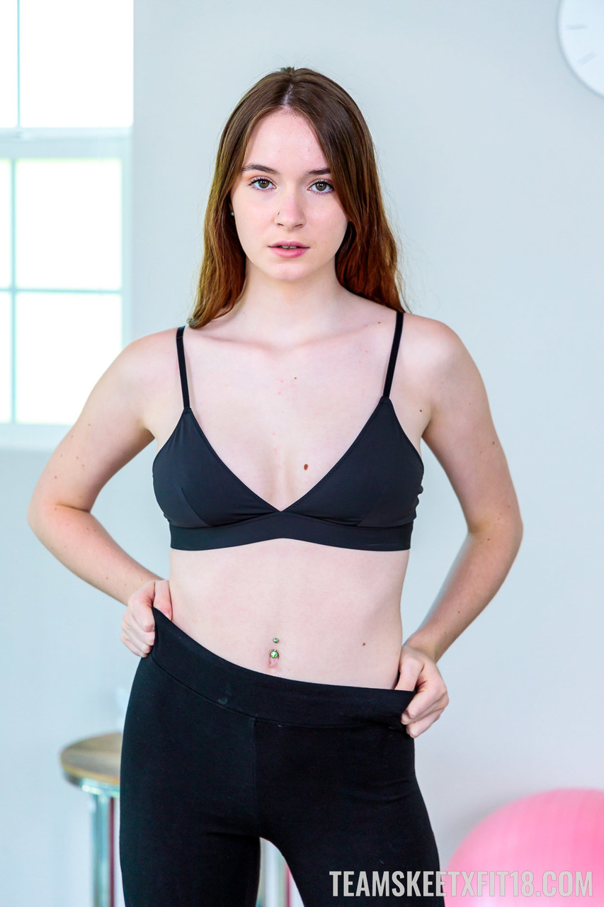 सेक्सी ब्रुनेट हेज़ल मूर अपनी बड़ी गांड और चिकनी चूत दिखाती है