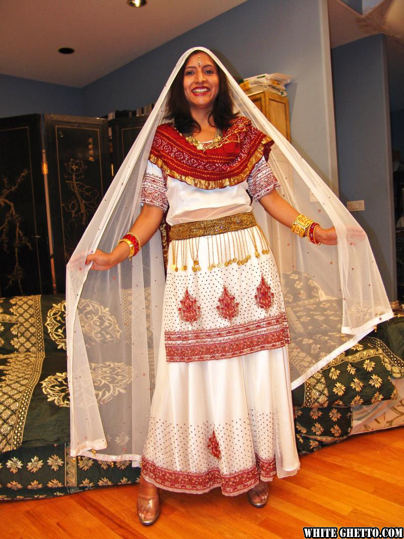 الهندية لاتمي تُغتصب من أربعة رجال في كل فتحة