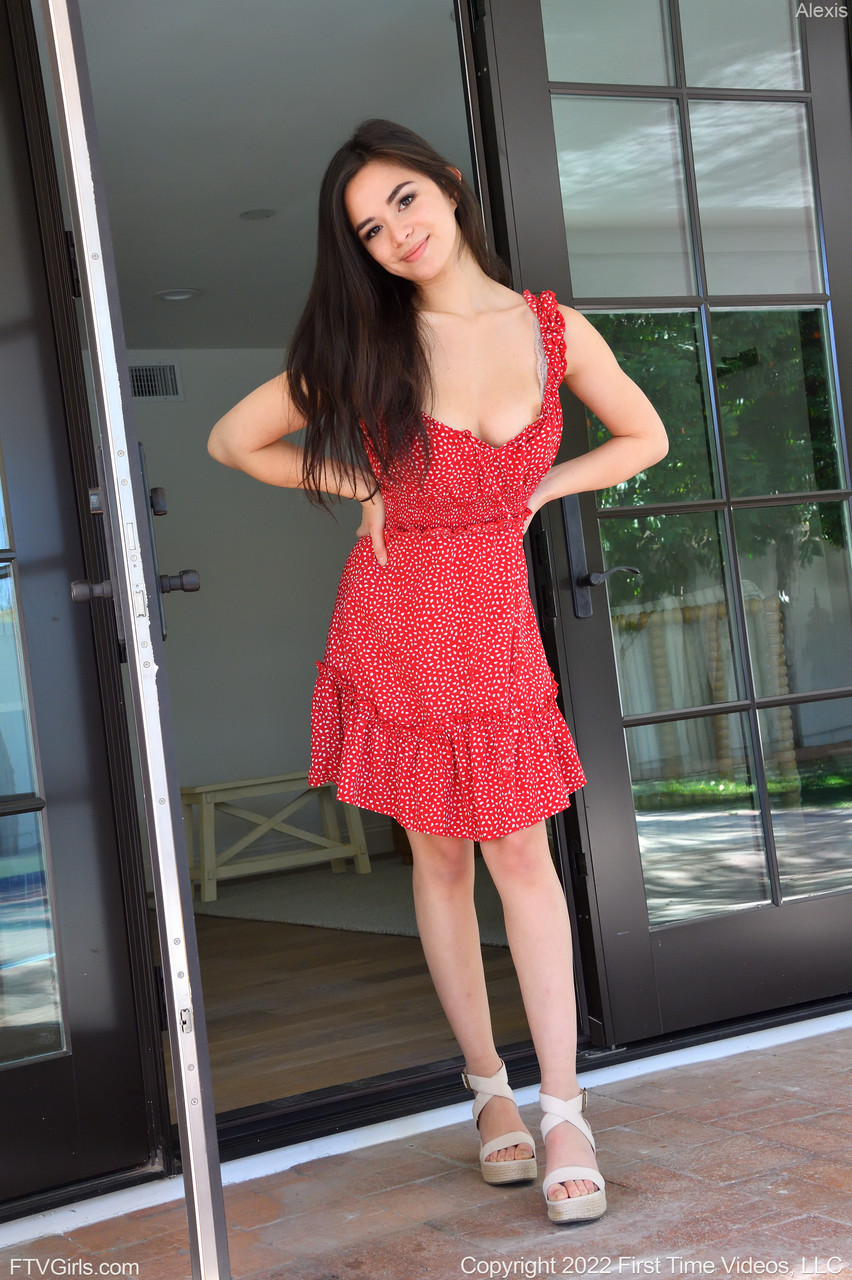 无内裤熟女Dee脱衣并挤压她圆润的臀部和大胸部