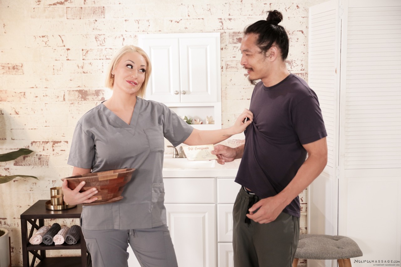 लातीना मसाज़ थेरेपिस्ट रायन कीली नग्न मालिश के दौरान ग्राहक के साथ संभोग करती है