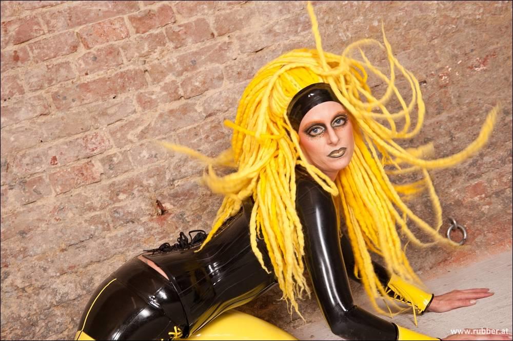 عمل فيم دوم باللاتكس الشاذ مع مشاركين راغبين