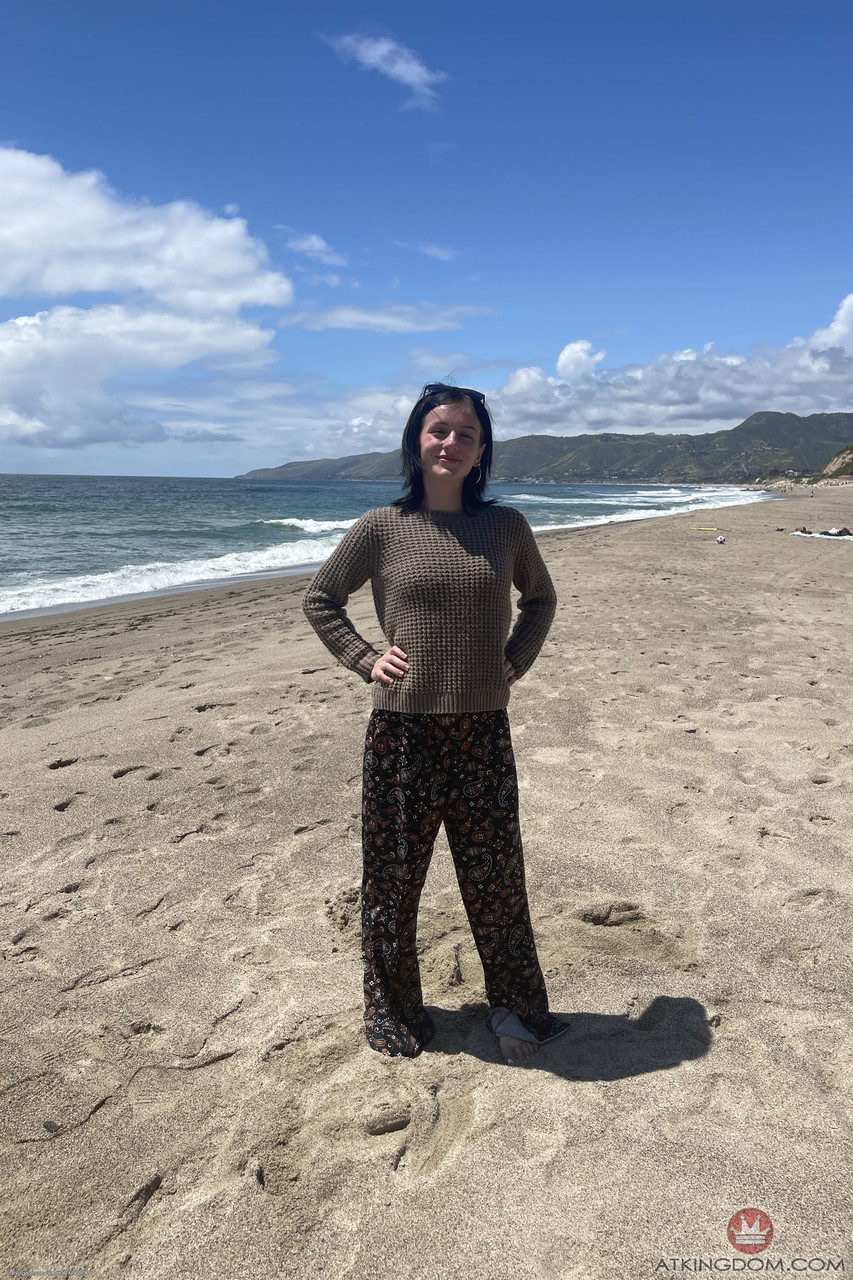 Douce Adolescente Amatrice Rosalyn Sphinx Exhibe Ses Pieds Et Ses Chauds Trous De Près