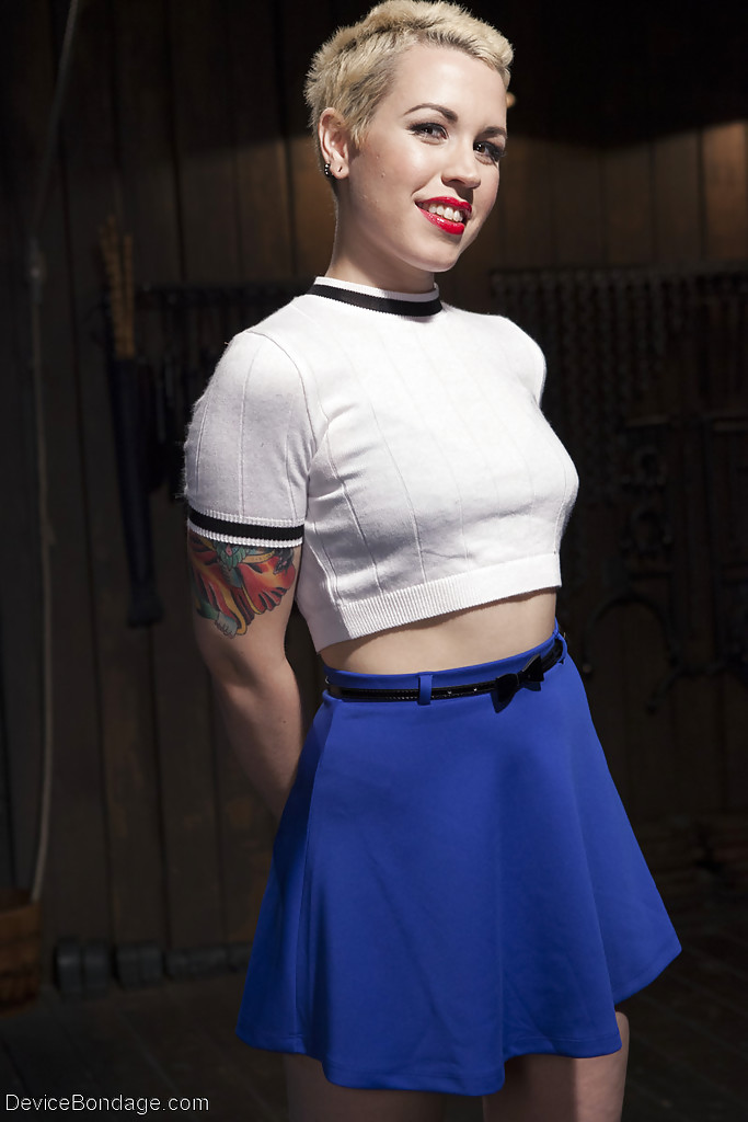 金发女郎Elizabeth Thorn乳头夹住并玩弄阴部在束缚中