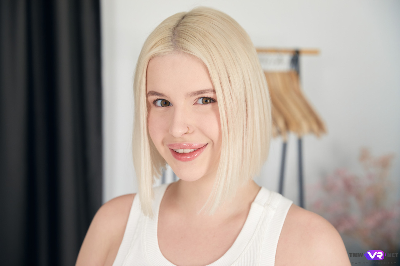 丰满金发少女Eliz Benson露大胸和粉红色