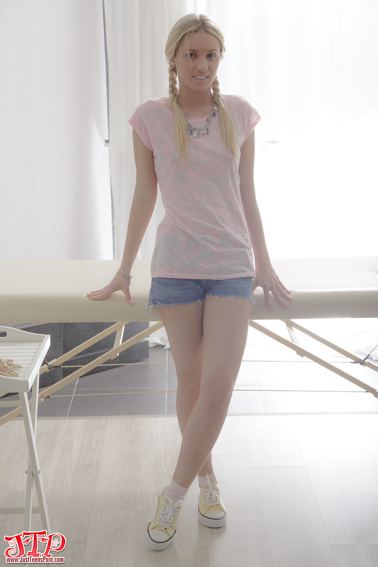 Молодая Блондинка Получает Массаж И Трахается От Своего Массажиста