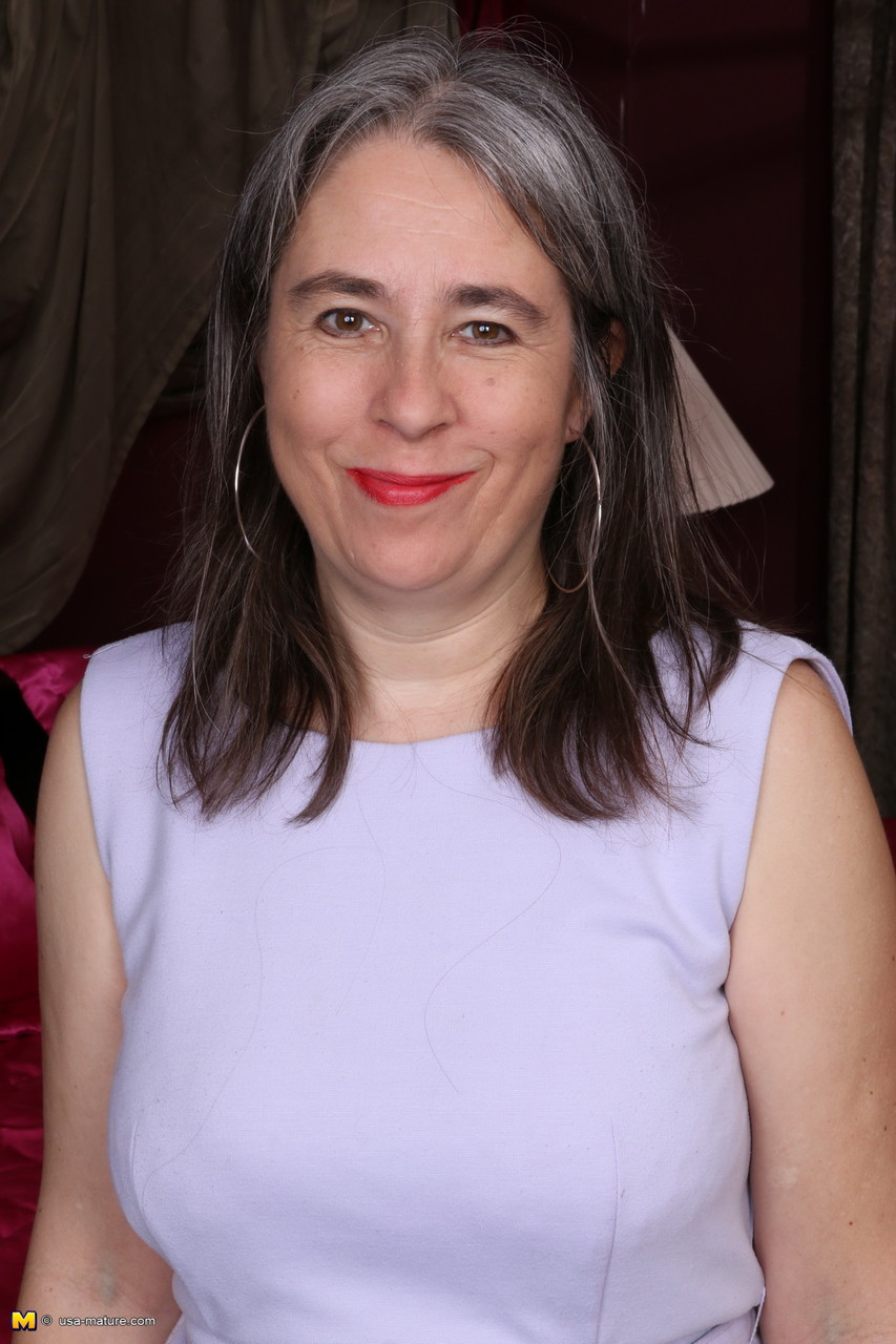 Avó Americana Nua Poses Antes Que O Tempo Acabe