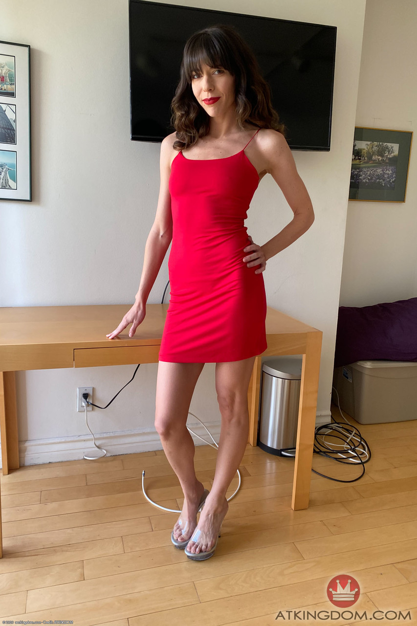 Jeune Amatrice Mince Vera King Écarte Chatte Et Anus En Gros Plan