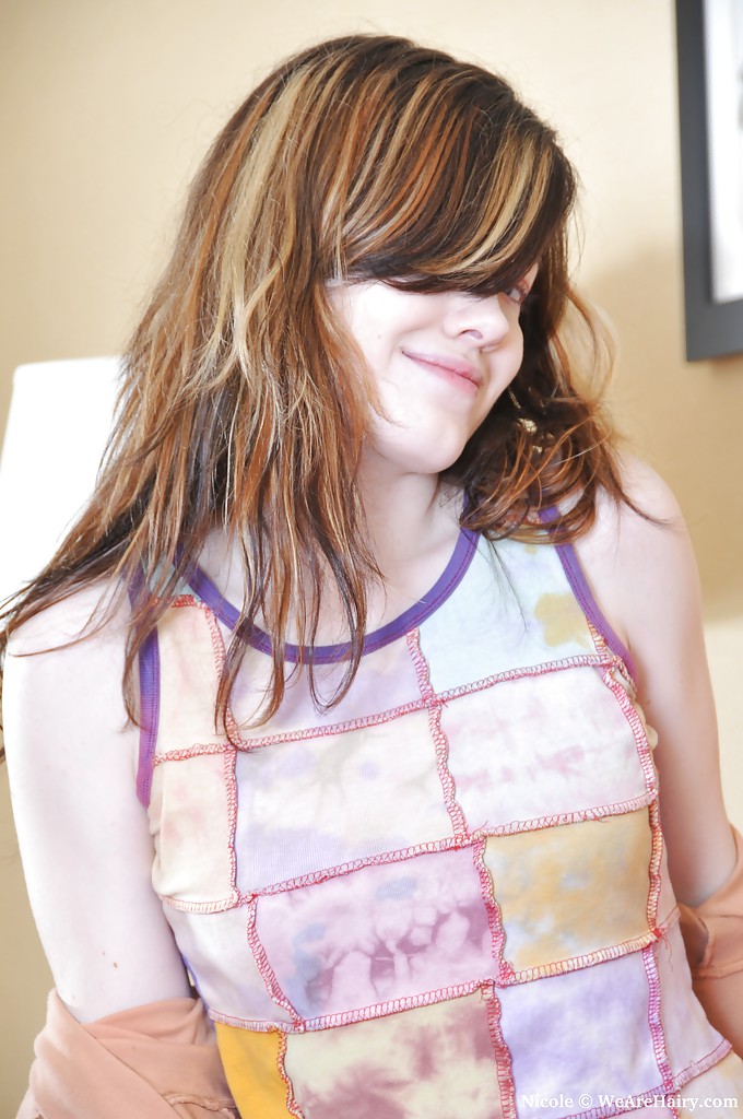 المراهقة الحلوى ذات الثديين الصغيرين تتعري وتشبه عارية