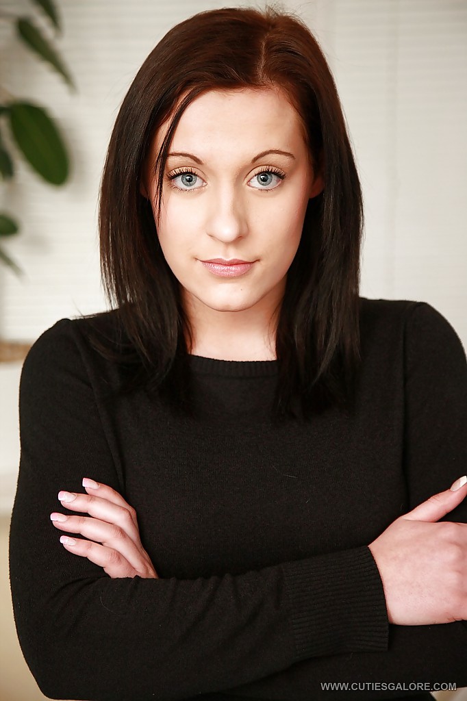 Teen Babe Laureen Spreads Her Voracious Belly Entrance