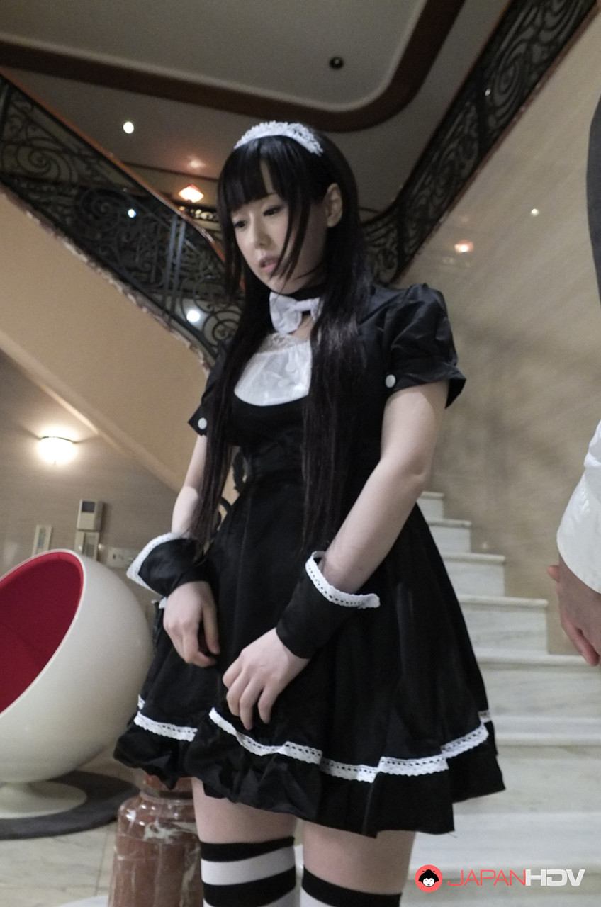 जापानी दासी माचिको ओनो घुटनों पर मुंह में वीर्य ग्रहण करती है