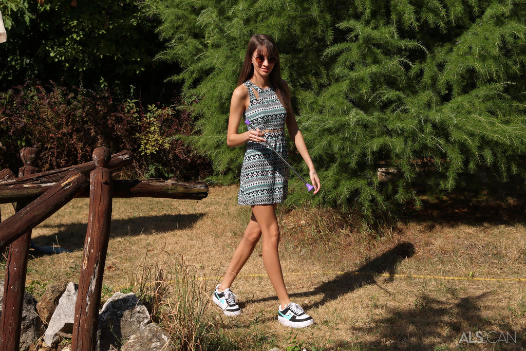 ليلي شارميل: مراهقة بنية عارية على الأريكة العثمانية في الفناء الخلفي