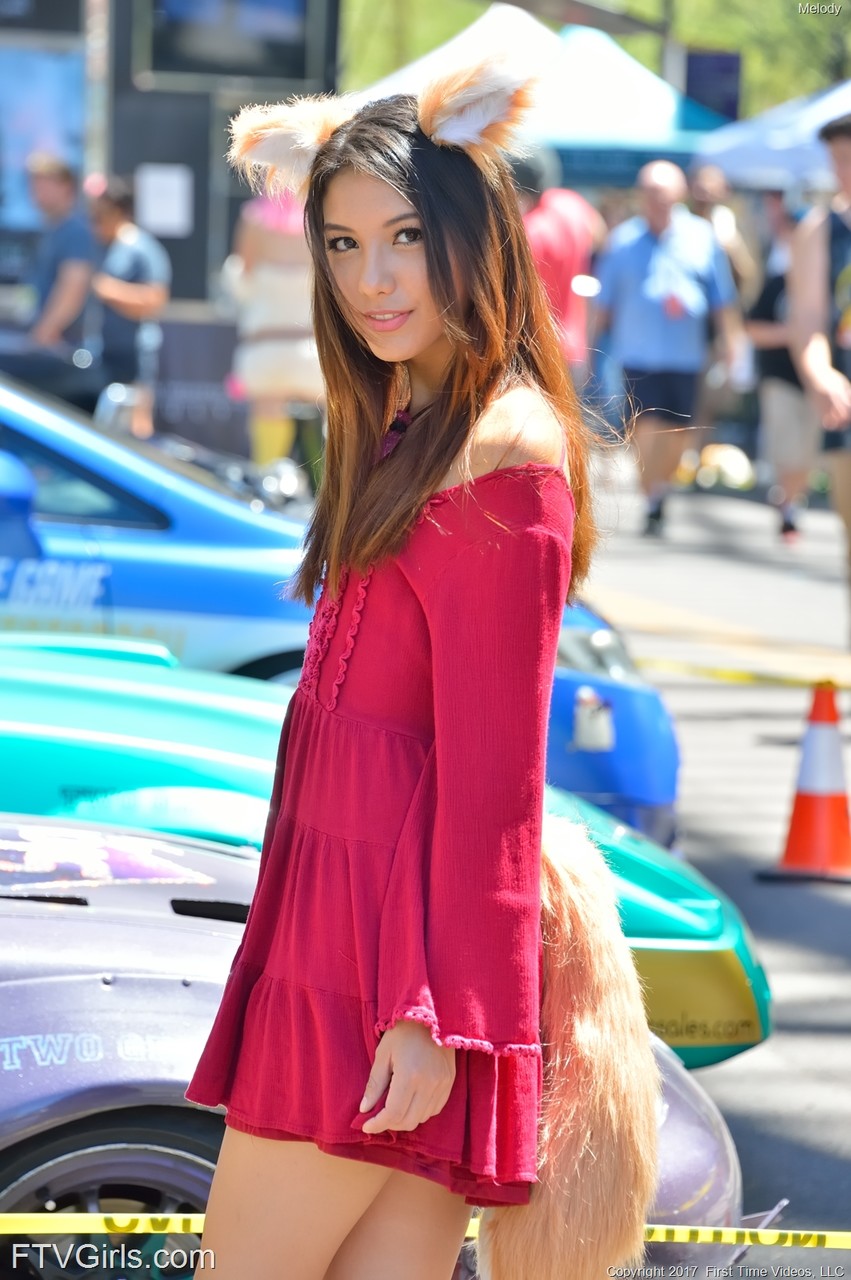 Glamour Babe Mélodie Upskirt Taquine En Public Avec Une Robe Sexy