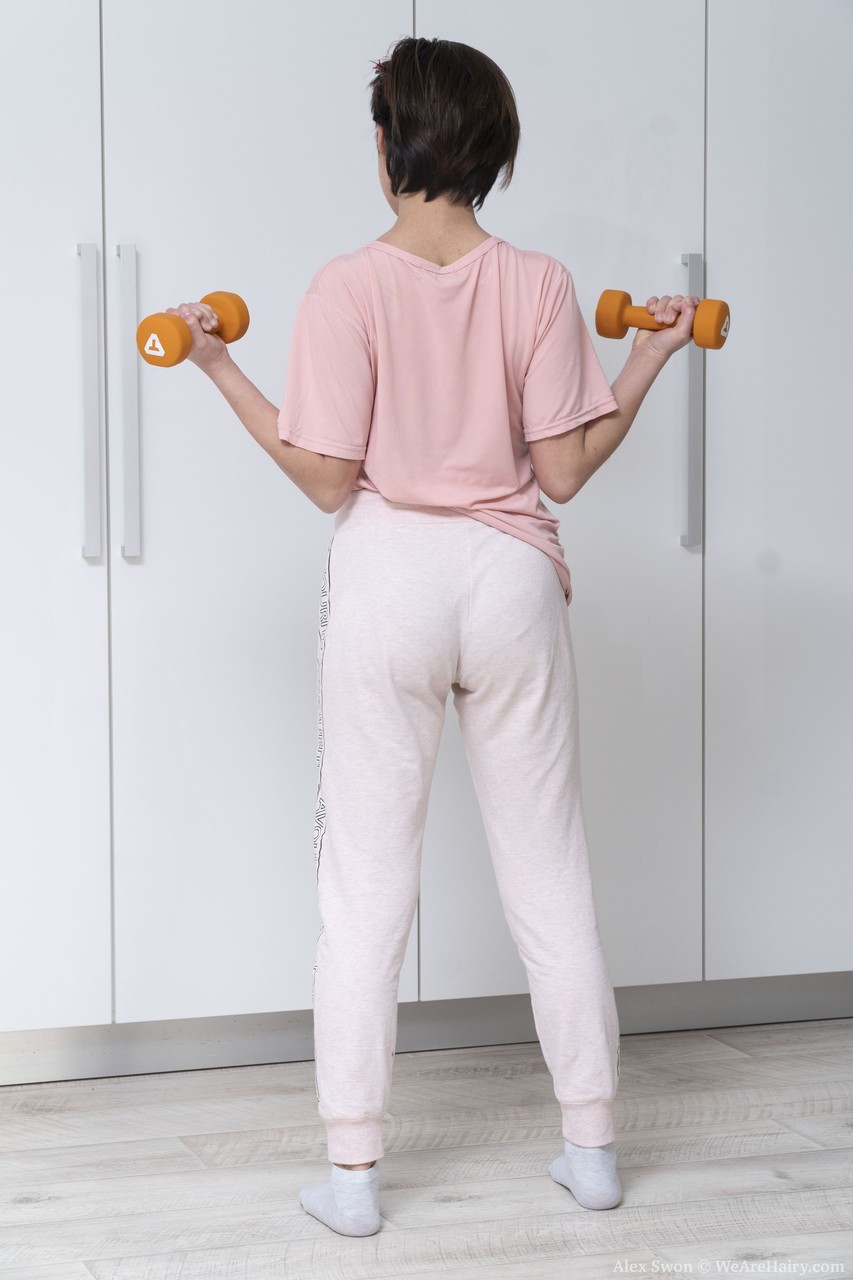 الهاوي أليكس سوون يُظهر شعر عانته وإبطيه في مشهد فردي