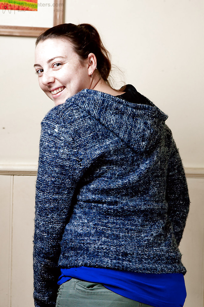 Die Einfache Jane Julia B Zieht Die Armee-Shorts Aus, Um Ihre Haarige Muschi Zu Entblößen