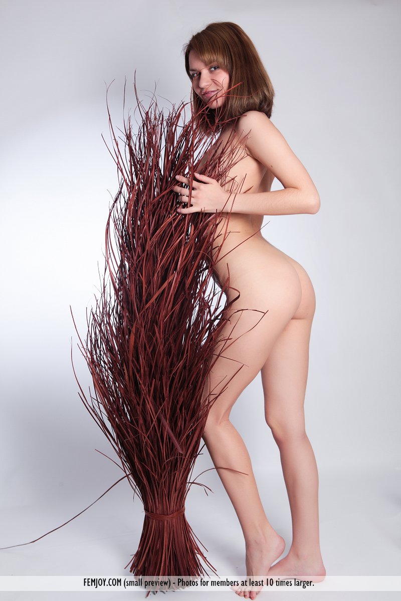 年轻独身女孩达达自信地展示她结实的裸体