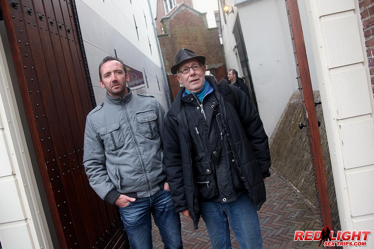 金髪の性風俗嬢が老人が支払った後に童貞息子とセックスする