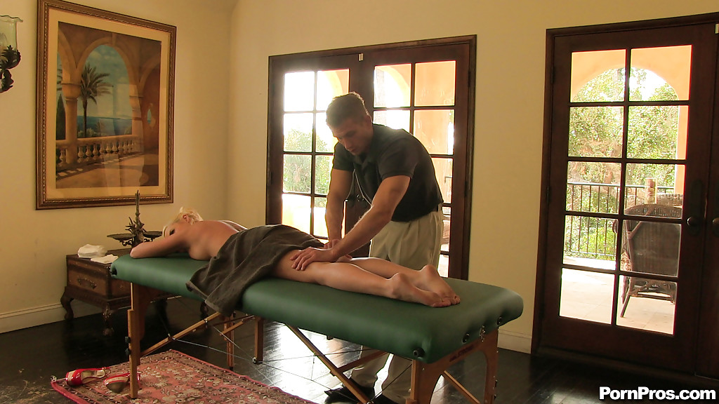 Voyeur Scene With Sexy Blonde Chick Tiamcken Zie And Her Masseuse