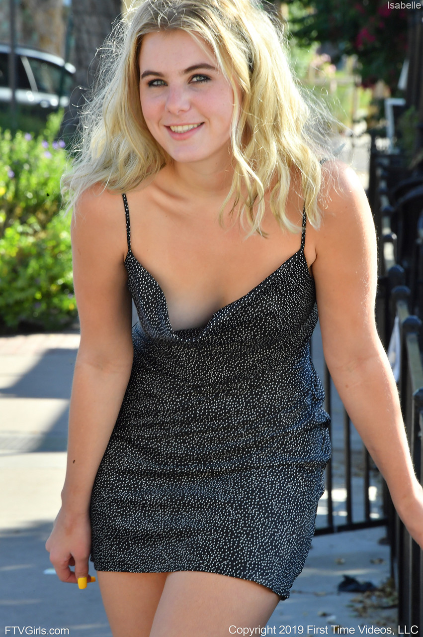 الشقراء إيزابيل تجلس على ديلدو قبل اللعب الشرجي