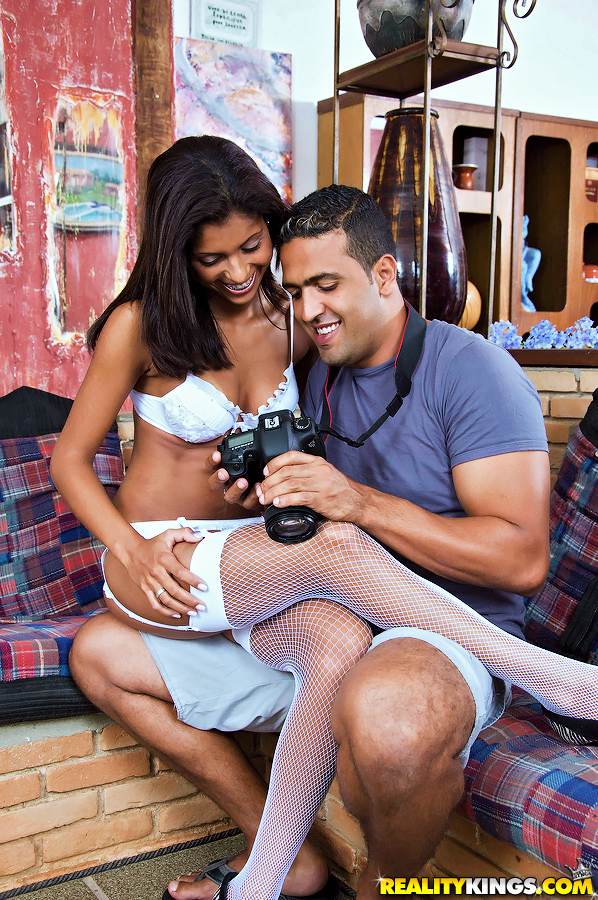 白いストッキングとランジェリーの熱いラティーナ十代少女がカメラマンとセックスする