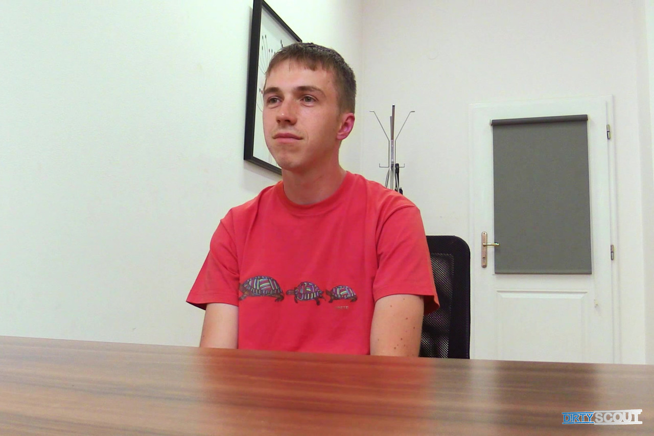 मासूम समलैंगिक लड़का पॉर्न स्काउट के ऑफ़र को स्वीकार करता है और कास्टिंग में चुदाई करता है