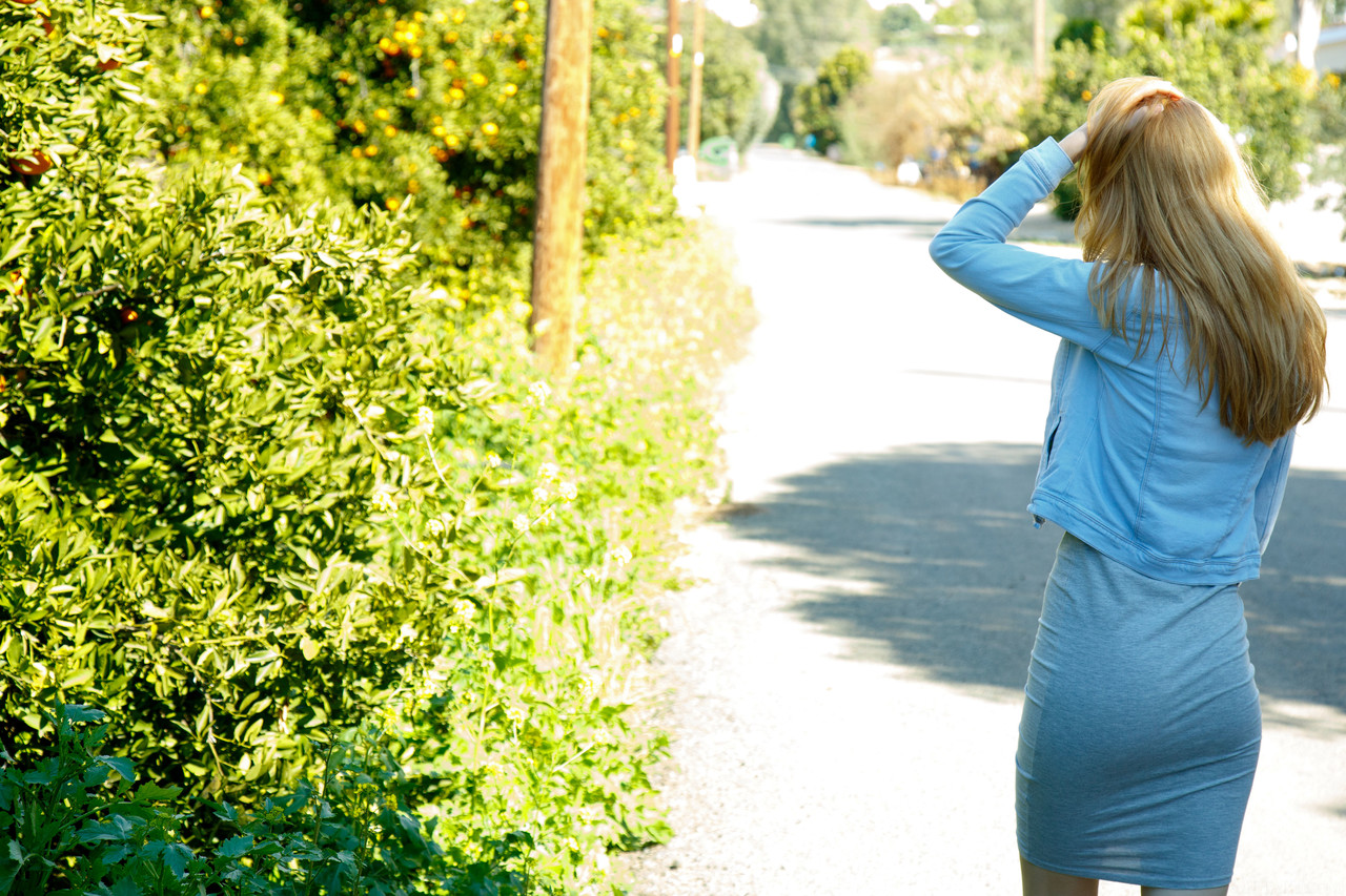 नग्न ऐलिस मे अपने पतले सेक्सी शरीर को बाहर प्रदर्शित करती है