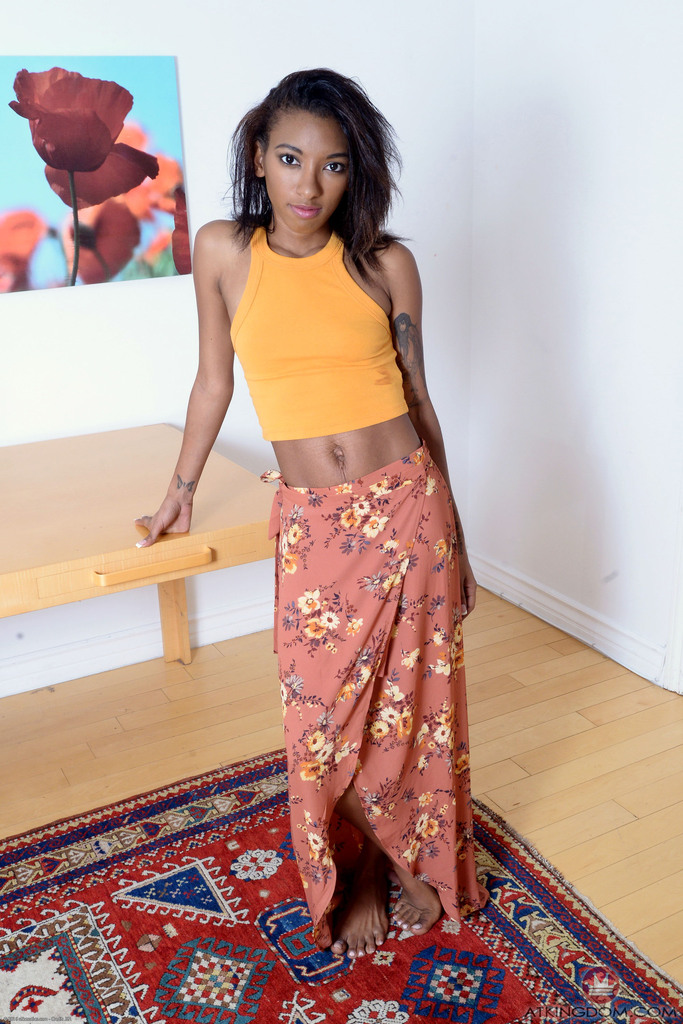 Raven Wylde Zeigt Ein Enge Arschbacke Und Eine Pinke MÃ¶se Schwarze Amateurin