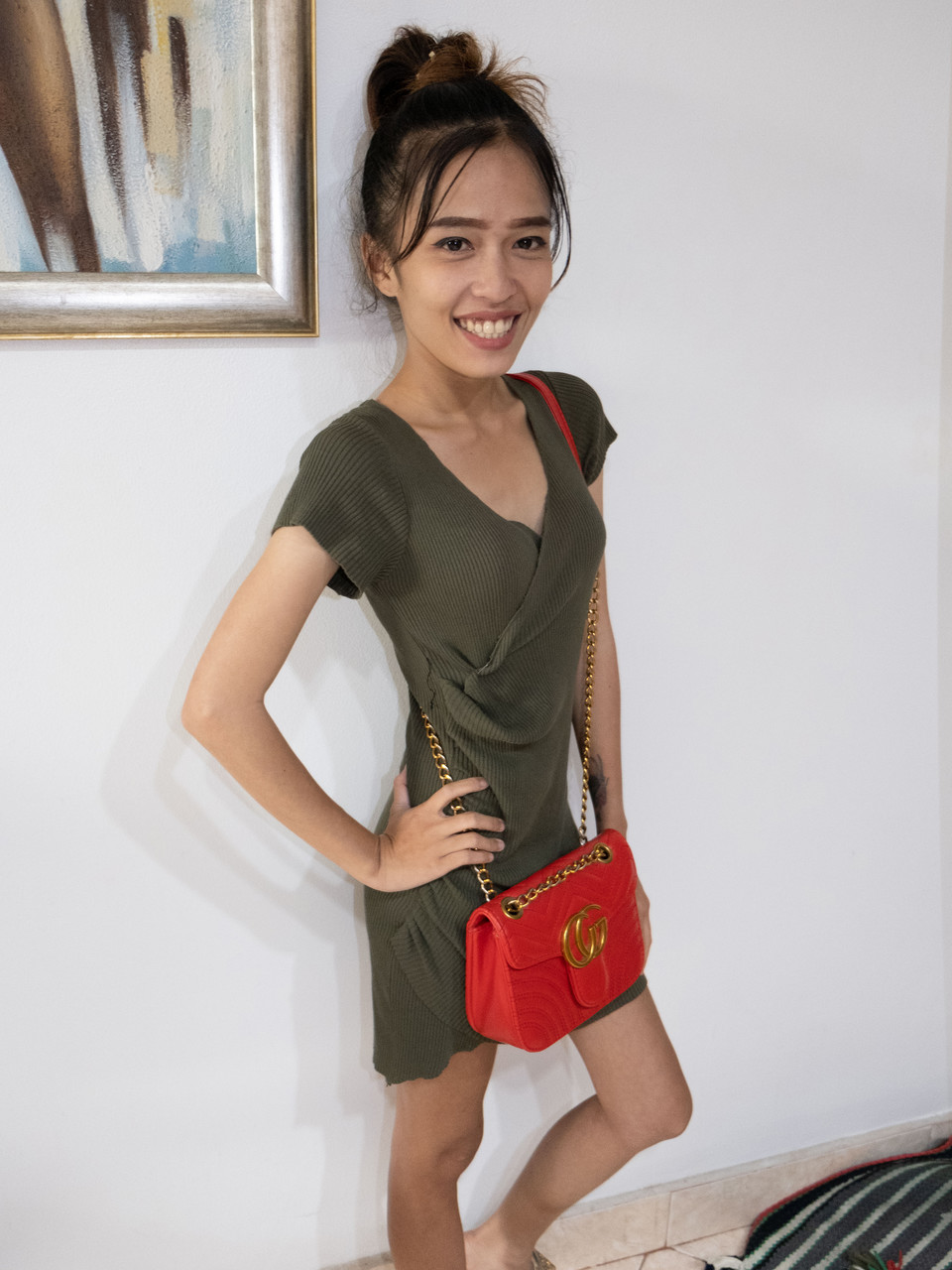 Adolescente Mena Sorrindo Enquanto Se Despe Para Sua Lingerie Roxa Em Um Solo