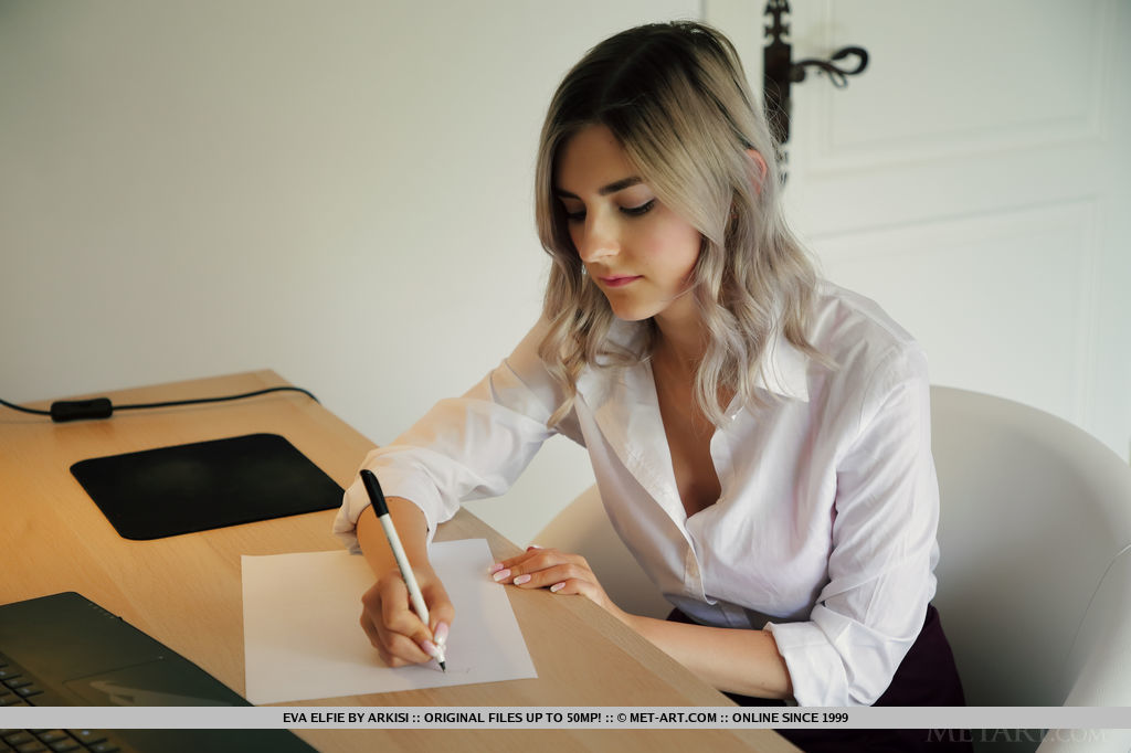 少女艾娃·エルフィー在她的房间里桌子上展示剃光的阴道