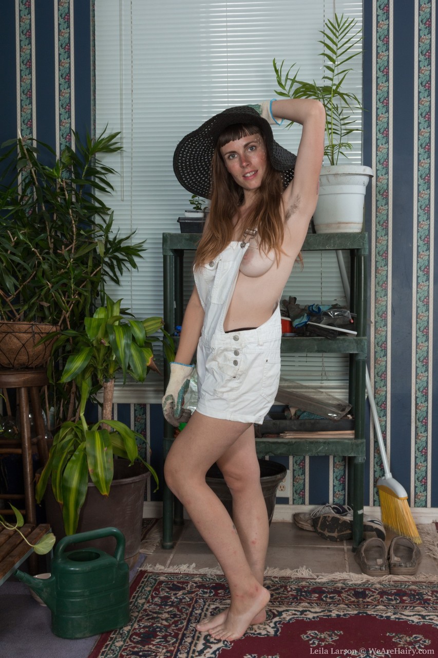 レイラ・ラーソン、汚れたブラUNET、毛深いマフを挑発して毛深い腋を展示する