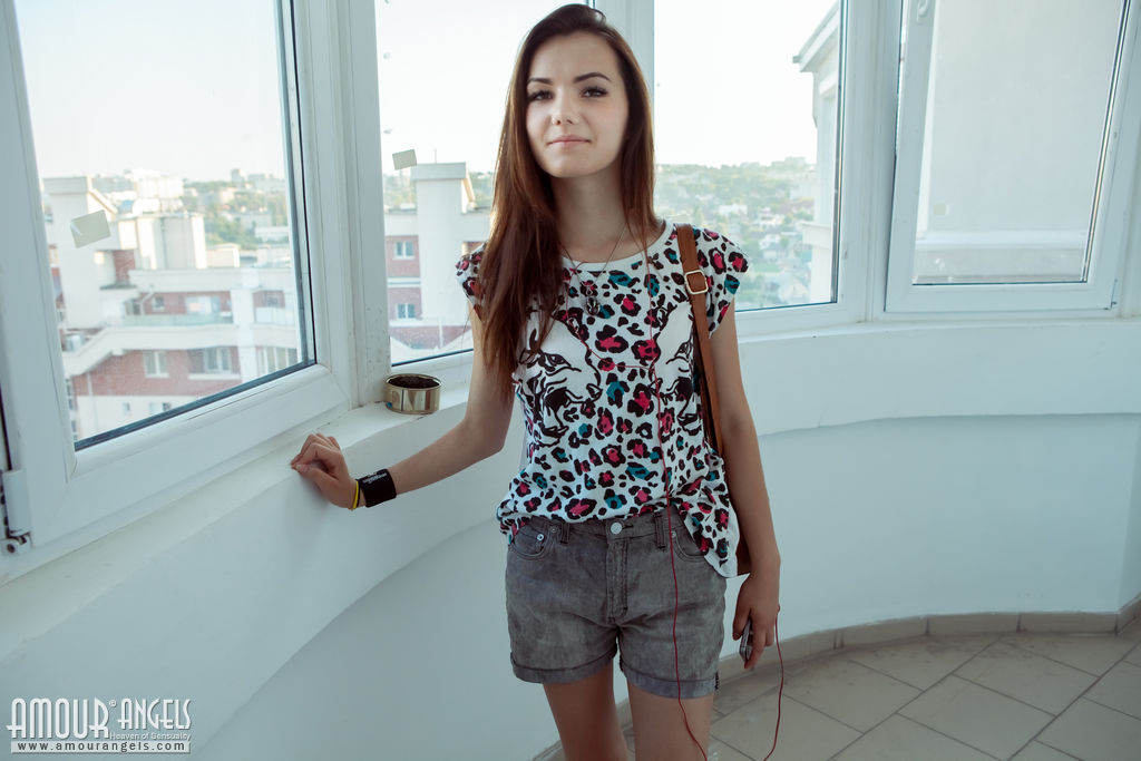 若いソロ少女がレースのパンティを引き上げて引き締まったお尻に滑らせる