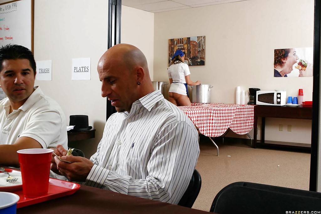 बस्टी देलिलाह मजबूत चुदाई करती है जब तक गरम वीर्य उसके चेहरे को ढक नहीं लेता