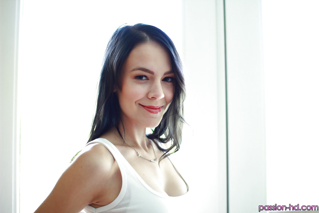 黑发美女克洛伊·莱利弯腰展现光滑蜜穴的完美视角