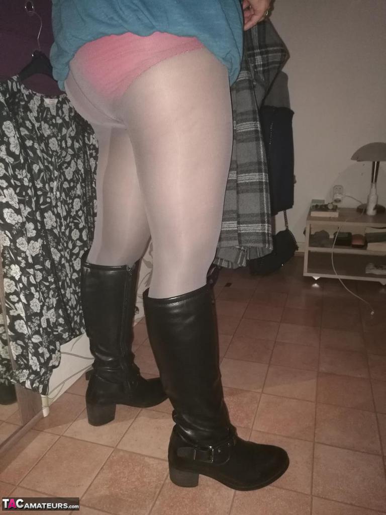 الجدة الشعرية فوق التنورة كشف المهبل بجانب ملابس داخلية