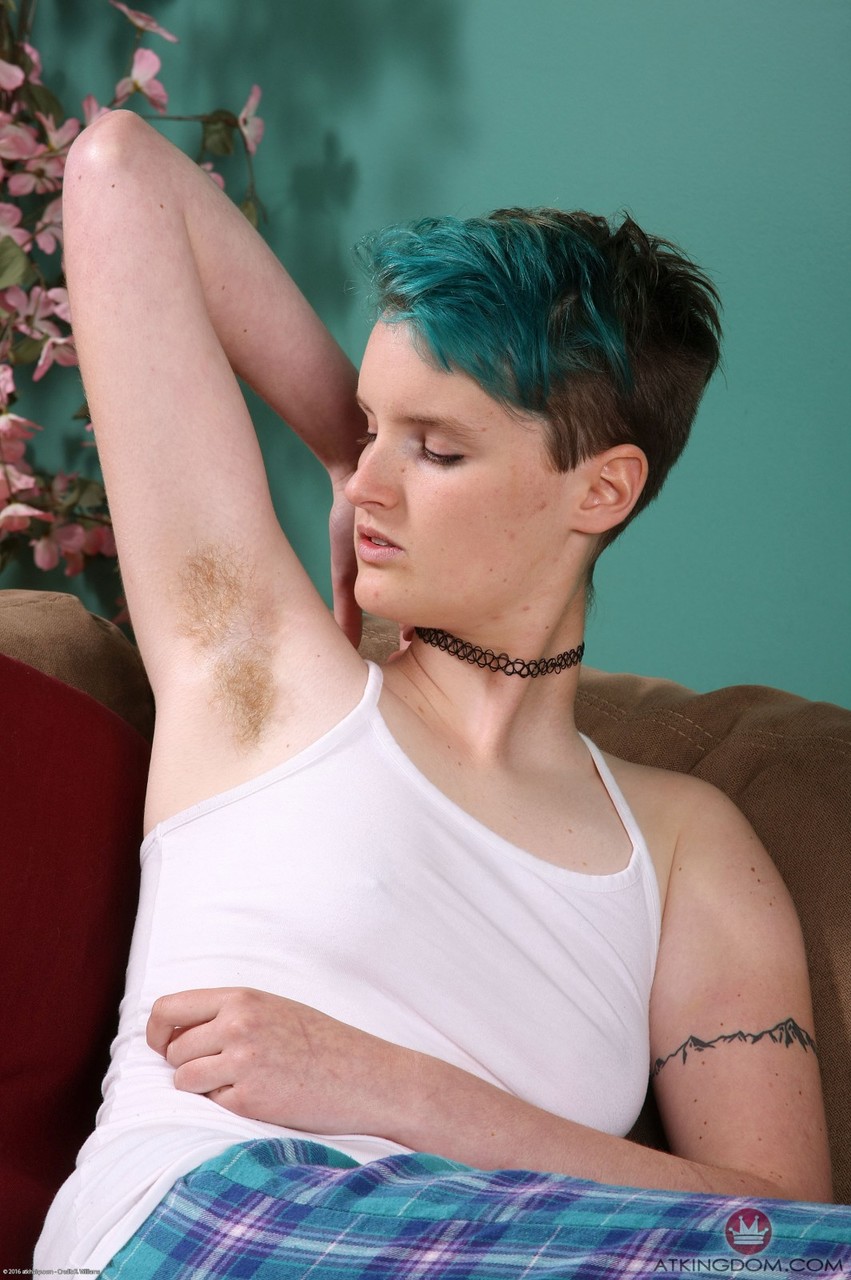 Amateur Tomboy Cyan Se Abre De Piernas Y Muestra Su Coño Muy Peludo En El Sofá