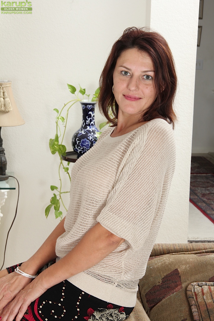 人妻エイバ・オースティンが天然巨乳と陰毛マンコを披露