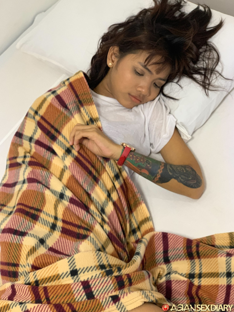 प्यारी शौकिया छोकरी एमेलिन अकेले में कपड़े उतारकर अपने टैटू वाले शरीर को दिखाती है