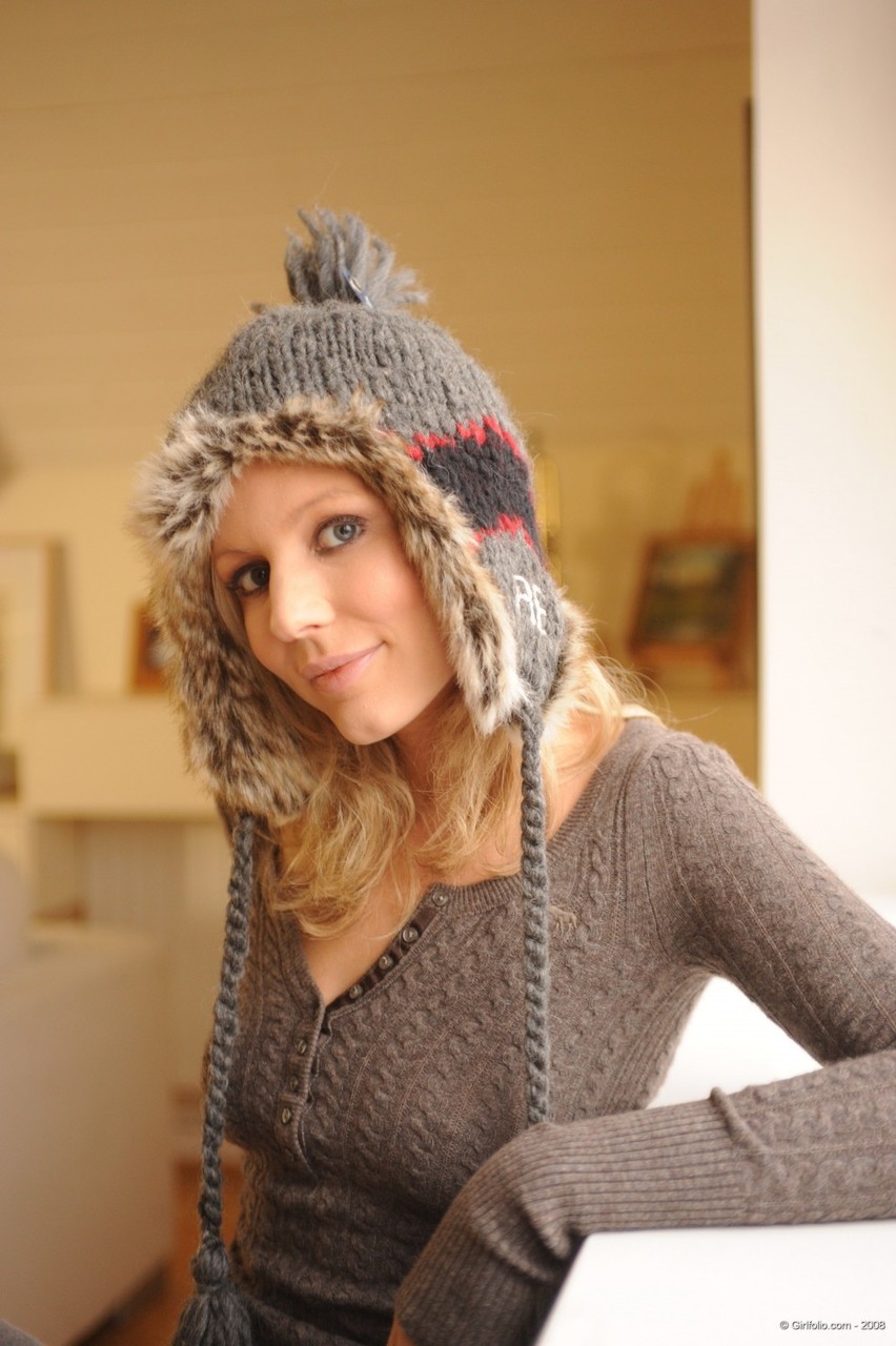 عارضة الأزياء الجذابة هولي نيوبيري تسقط البنطال لتُظهر ساقيها الطويلتين الرائعتين