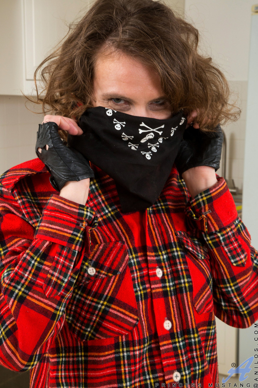 Sexy Amadora Princesa Mustang Tira A Roupa E Espalha Sua Buceta Peluda Em Close Up