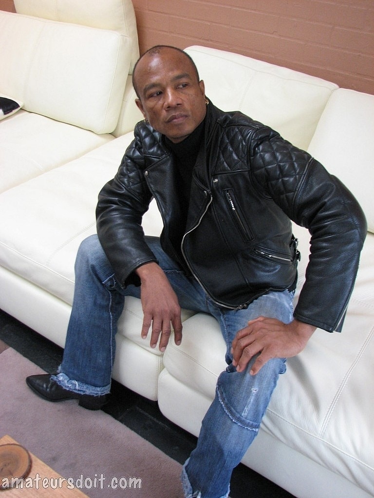 استحمام مع استمناء مع قضيب غير ختان من قبل رجل كمال الأجسام الأسود هانك هانغ