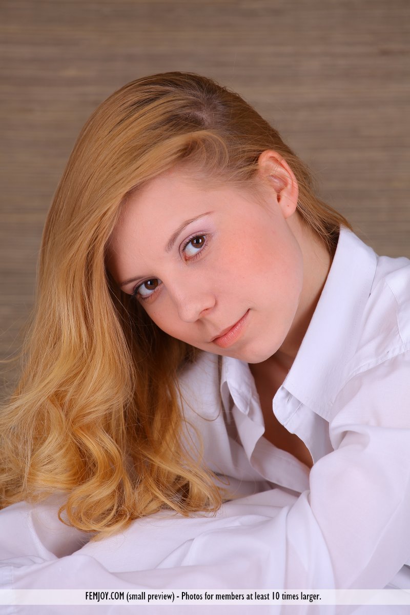 Blasse Rothaarige Stella D Wirft Verführerische Blicke Während Nacktshooting Auf Ihrem Bett