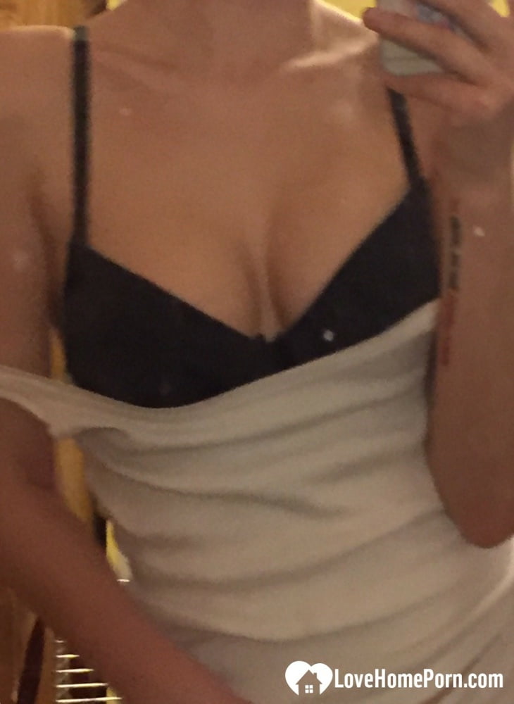 Amateur Nerd Teases With Her Butt And Nice Natural Tits In Sexy Selfie