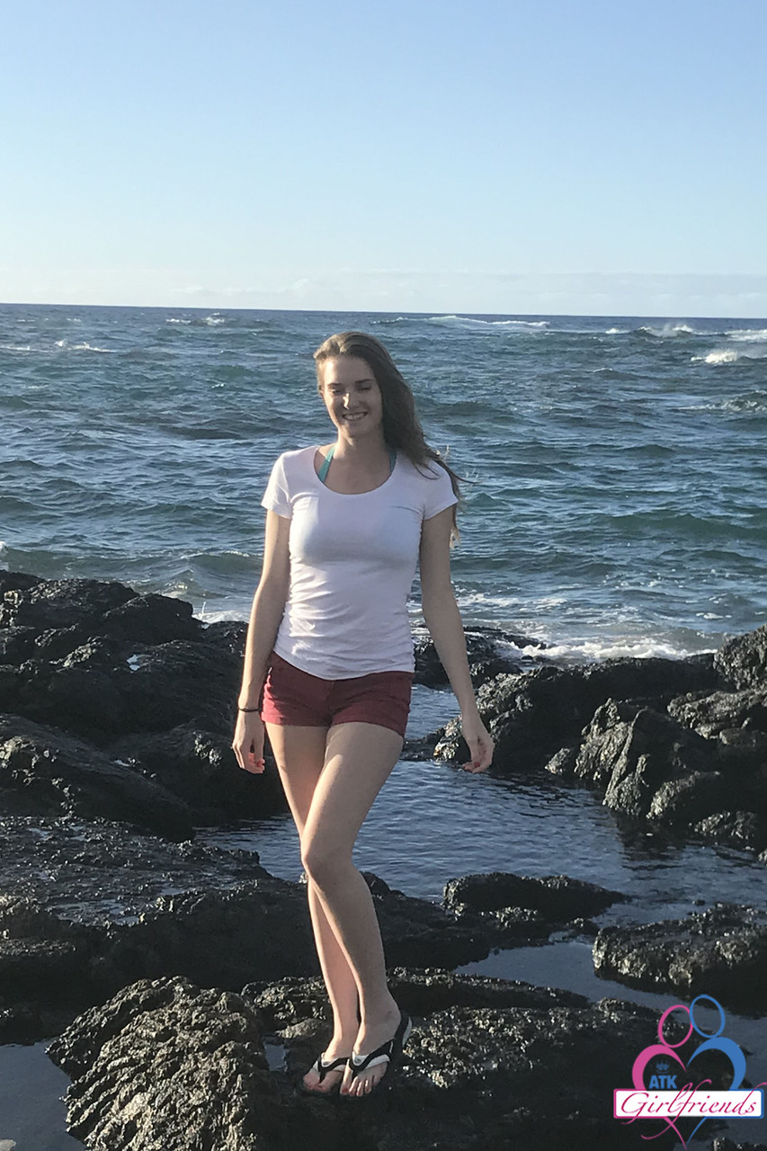 Loira Amadora Ashley Lane Mostra Seu Corpo De Biquíni Na Praia