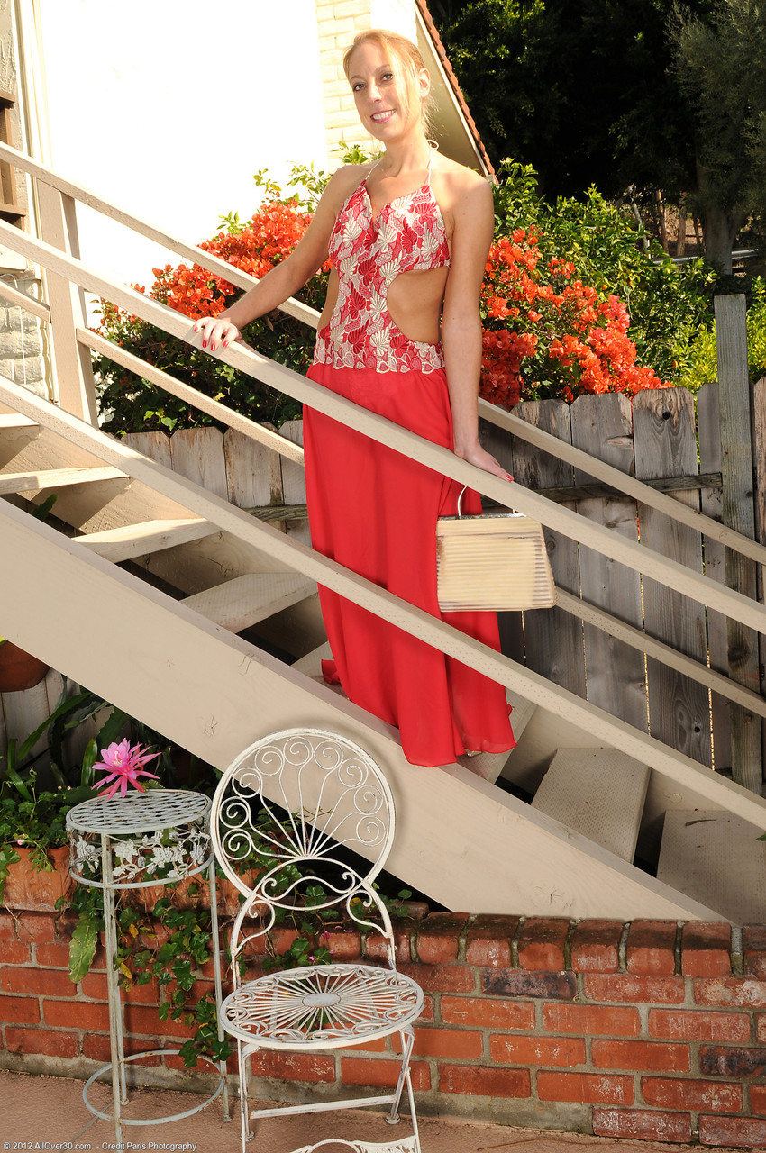 Блондинка-Милф Чарли Шей Раздевается И Играет Со Своим Дилдо