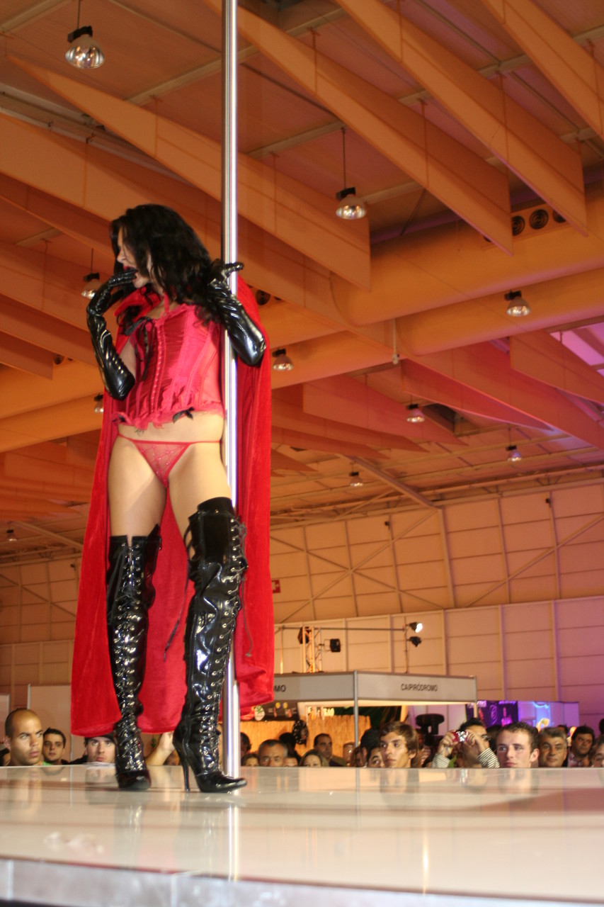 ラティーナストリッパー・ジェシカ・ブルーはショー後にVIPルームでセックスする