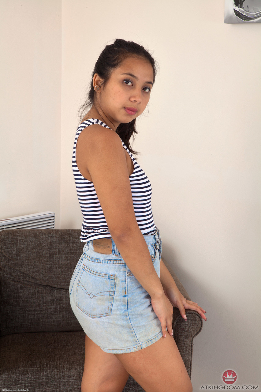 Небольшая Любительная Подросток Арья Расстегивает Одежду И Показывает Свои Кривые И Волосатую Пизду В Зеркале