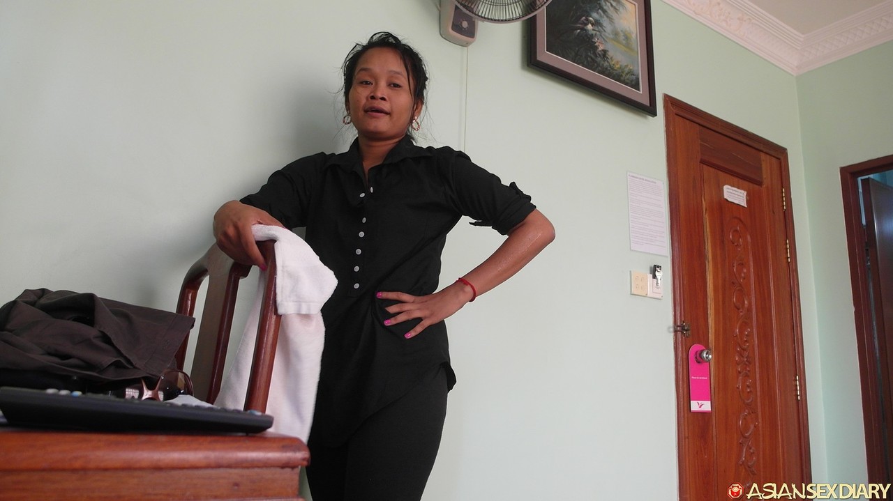 丰腴亚洲美女在酒店房间享受与猛男的第一视角硬核性爱