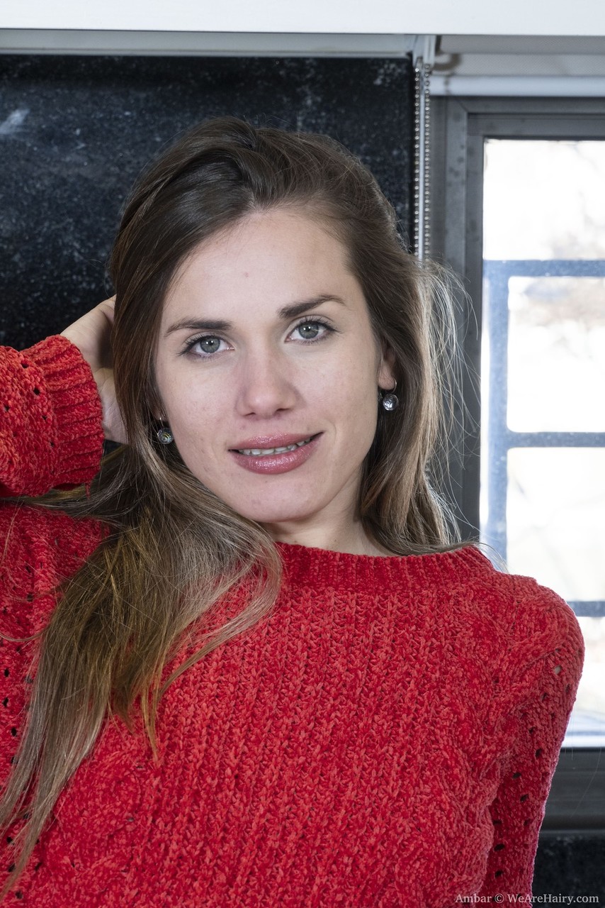 Дебютантка Амбар Показывает Свой Тугой Задний Passage Затем Раскрывает Свою Натуральную Пизду