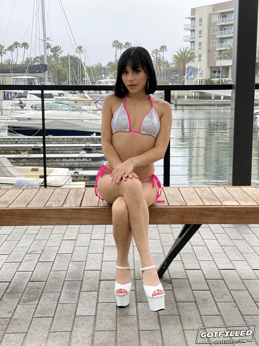 Брюнетка Ариа Валенсия В Бикини Дразнит Перед Отлизыванием Жопы Минетом И Сексом