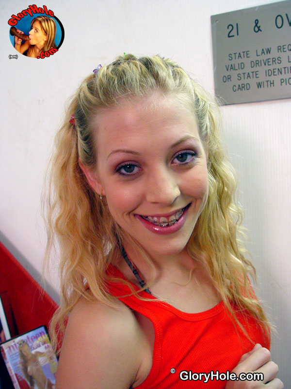 لييا لوف ذات الشعر البني الصغيرة تتعري من أجل قذف غلوريهول بزب أسود كبير